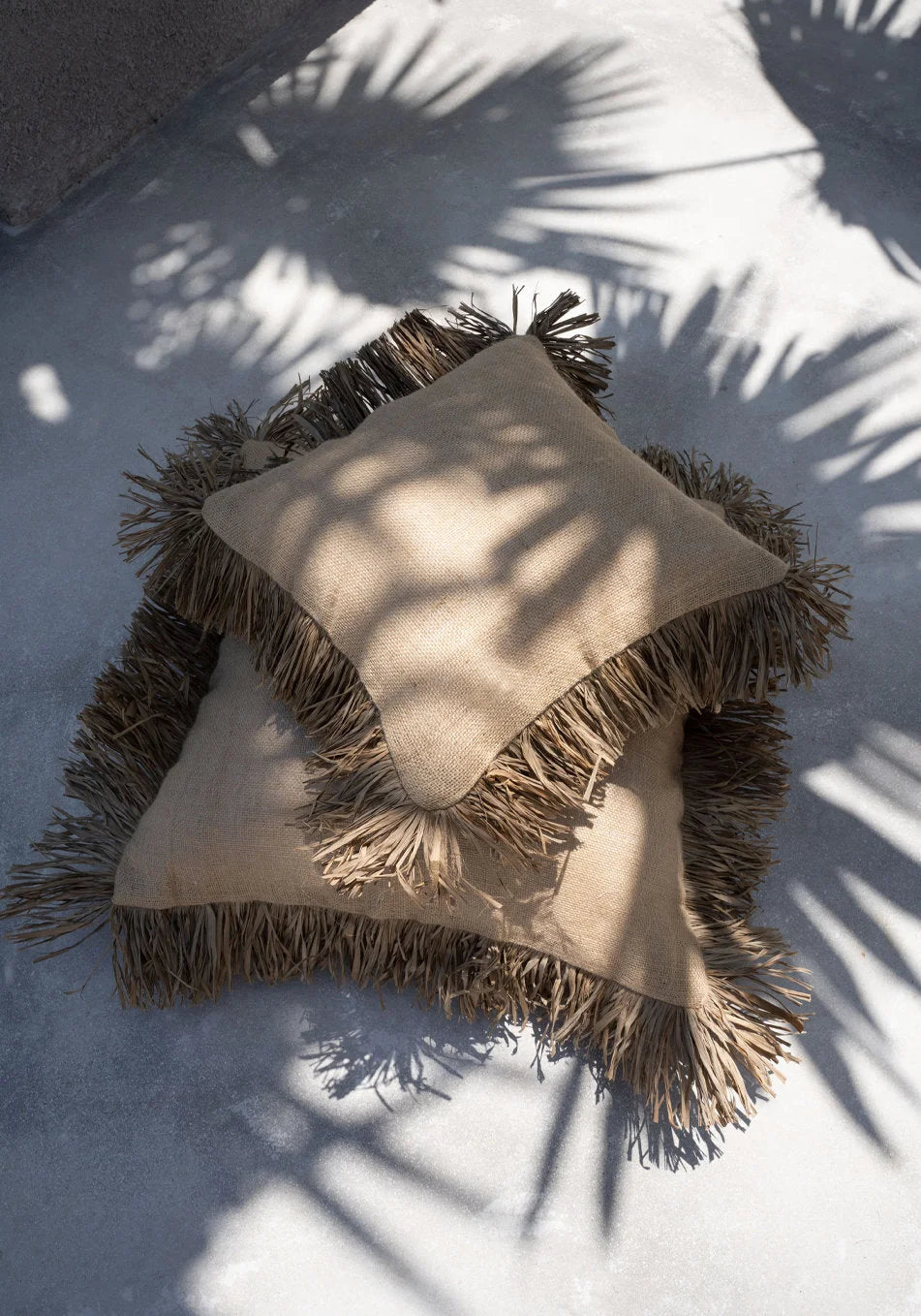Housse de coussin carrée en jute et raphia beige avec franges