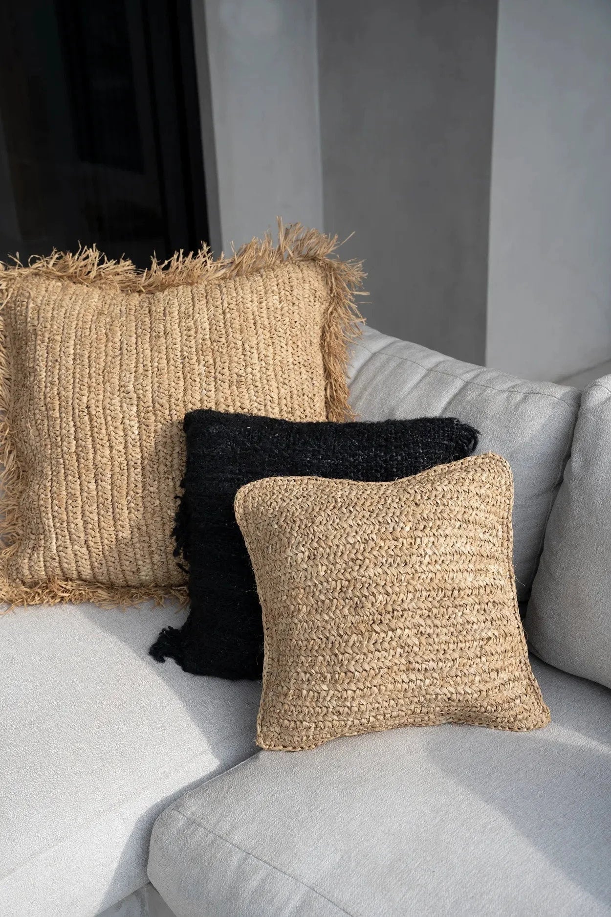 Housse de coussin carrée en raphia naturel tressé beige texturé avec franges et accents noirs