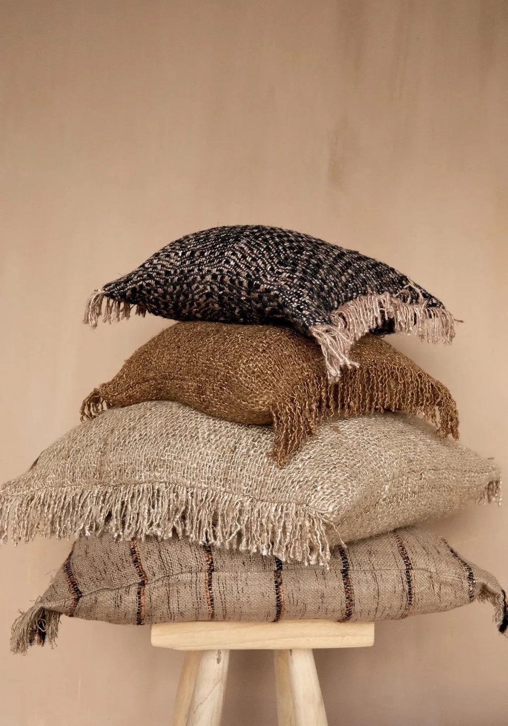 Coussin en coton beige avec franges, empilé, dimensions 60x60 cm, décoration intérieure