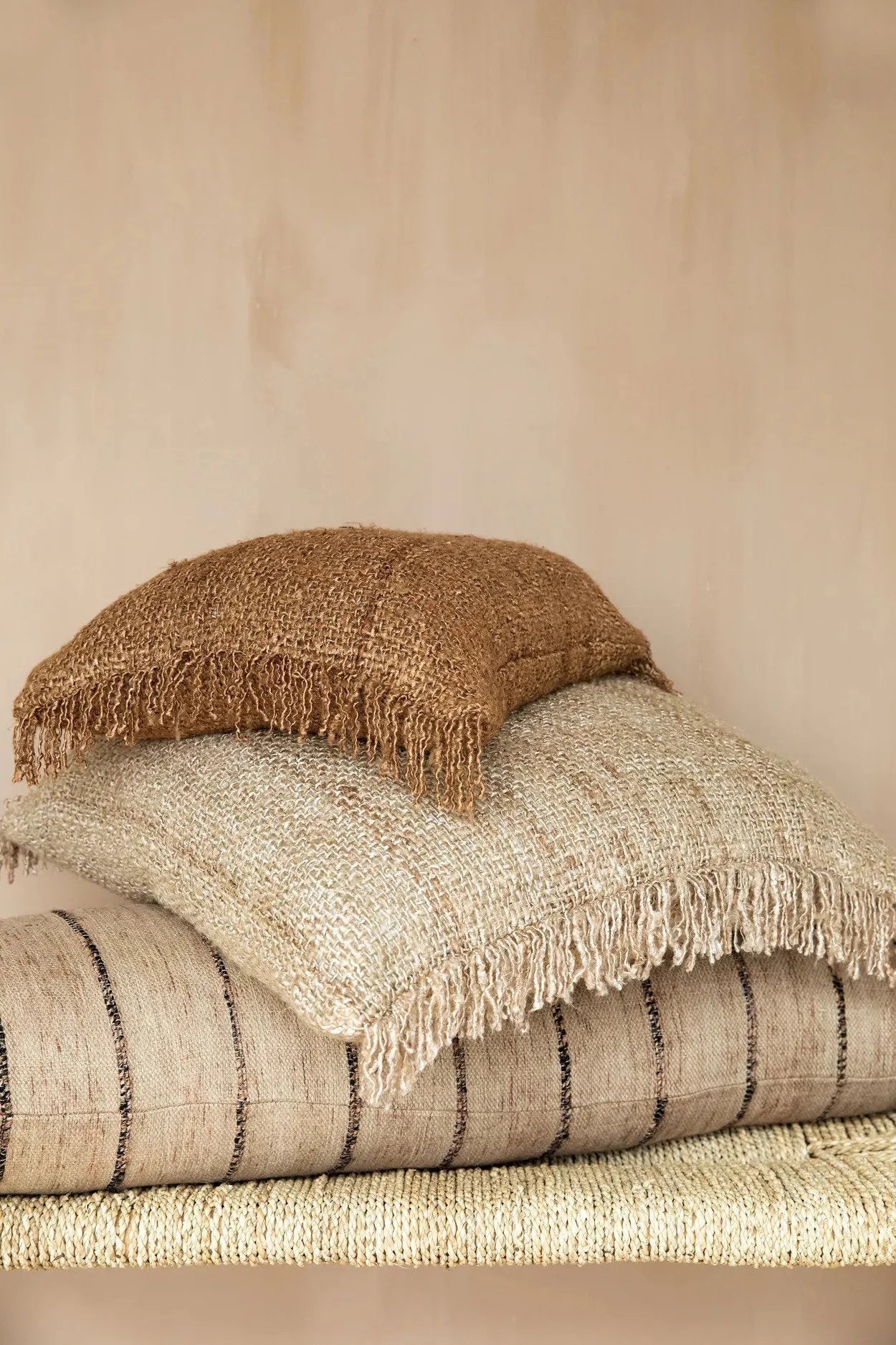 Pile de coussins en coton beige avec franges, 60x60 cm, décoration intérieure élégante