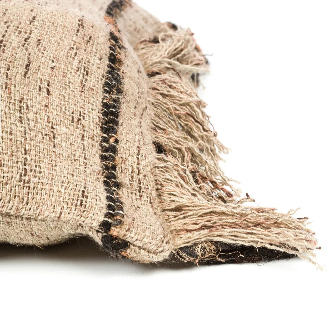 Coussin en coton beige avec rayures noires et frange effilochée 40x40 cm