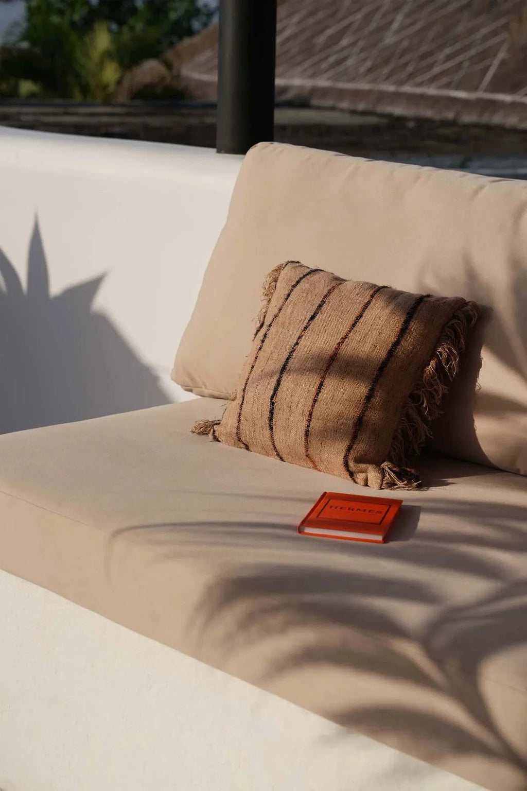 Coussin en coton beige noir 40x40 cm avec livre orange à dos rouge