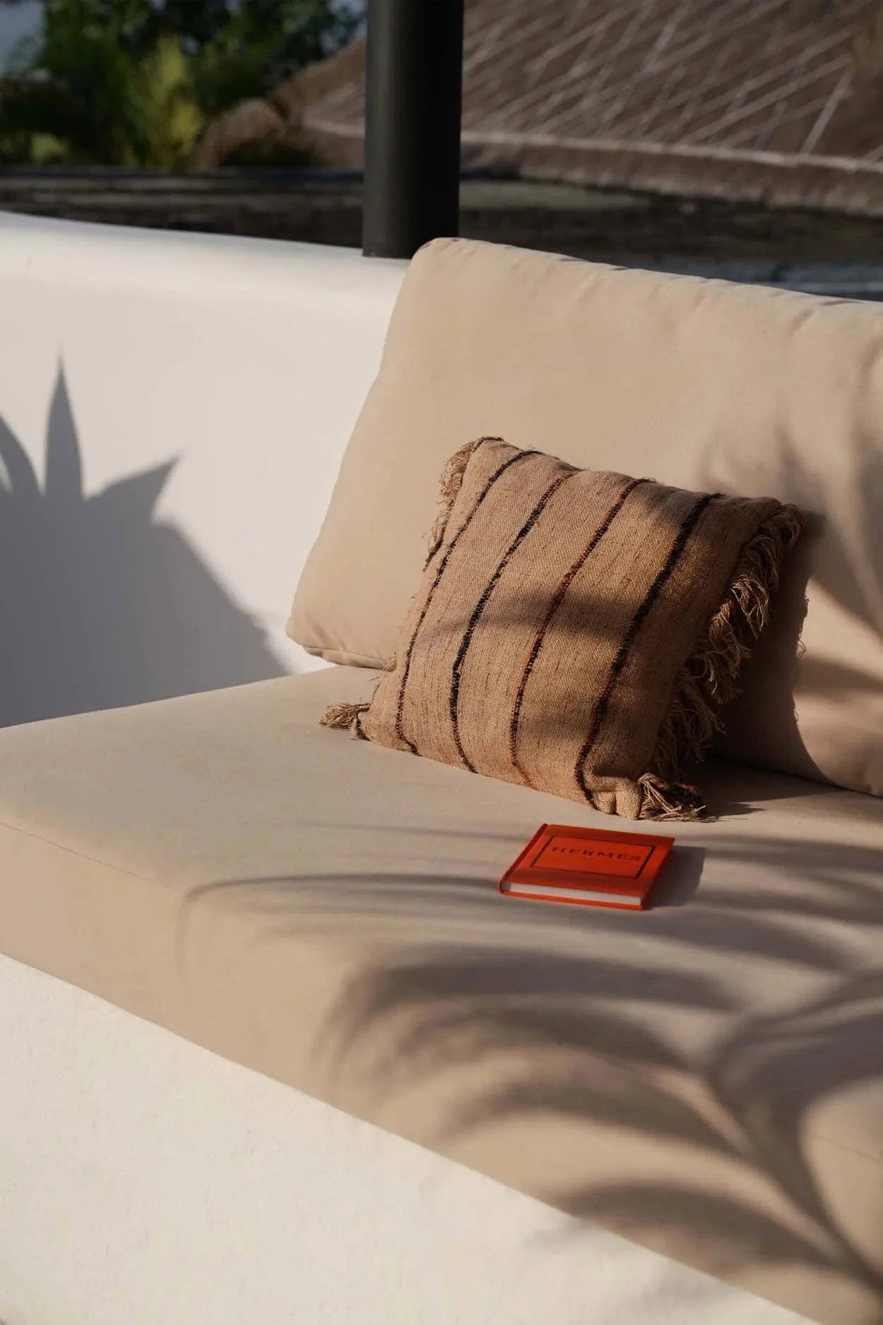 Coussin en coton beige noir 40x40 cm avec livre orange à dos rouge