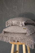 Pile de trois coussins en coton gris perle avec franges, 60x60 cm