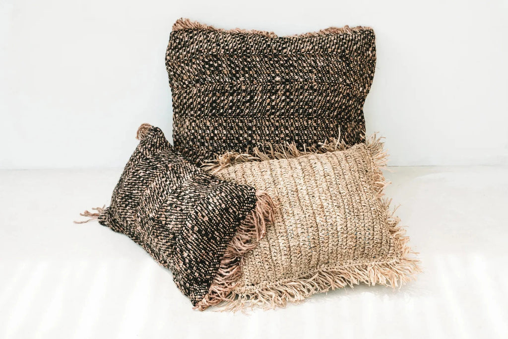 Housse coussin coton noir cuivre à franges avec trois coussins texturés et frangés