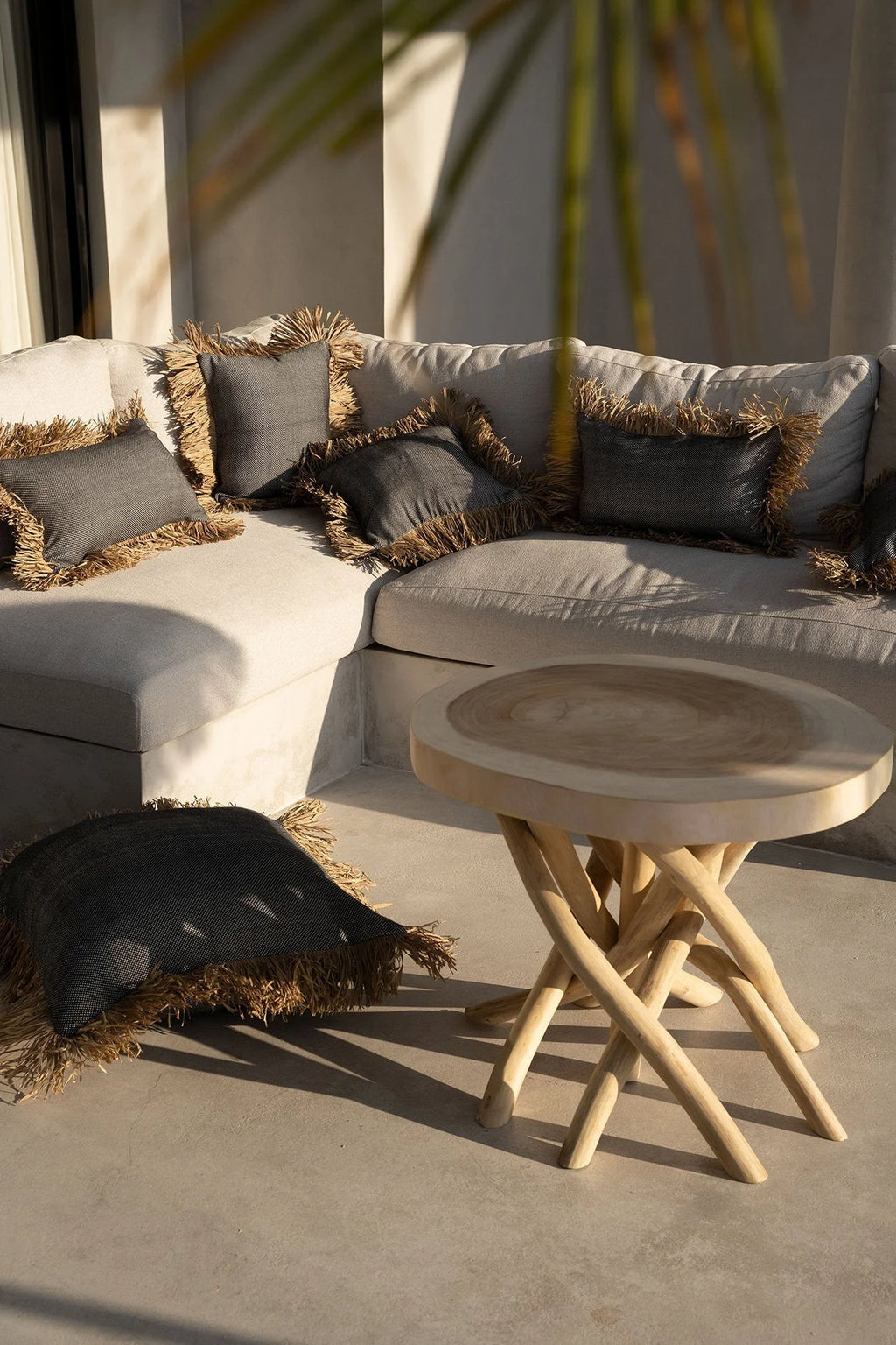 Housse de coussin coton noir naturel à franges en raphia - 40x40 cm