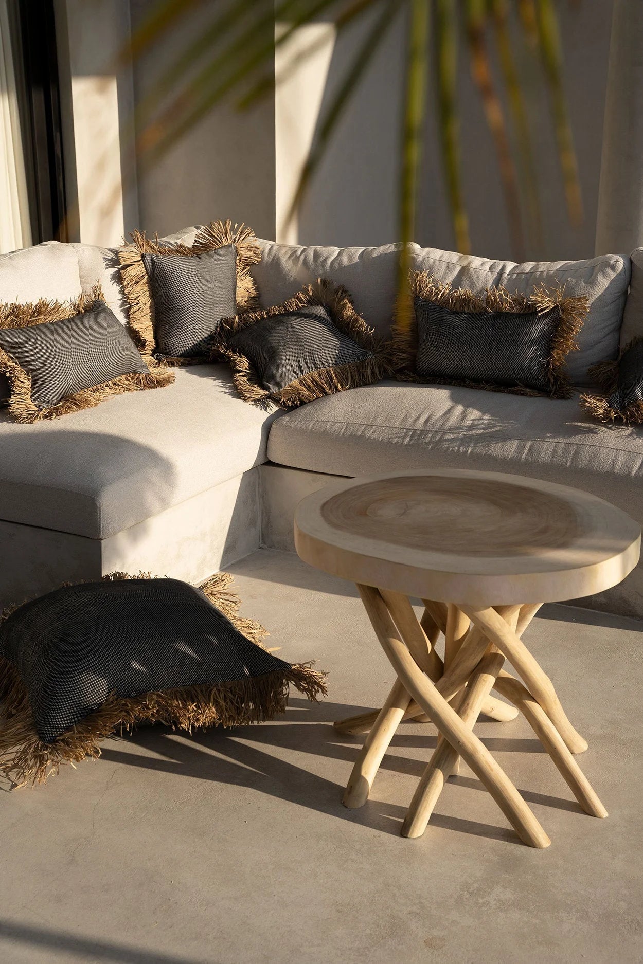Housse de coussin coton noir naturel à franges en raphia - 40x40 cm