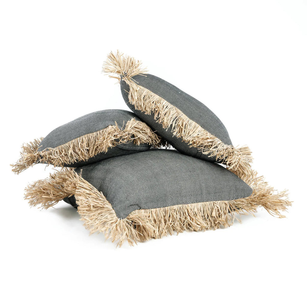 Housse de coussin coton noir naturel à franges en raphia - 40x40 cm