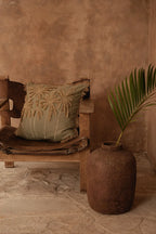 Housse de coussin coton vert olive avec palmiers brodés et franges