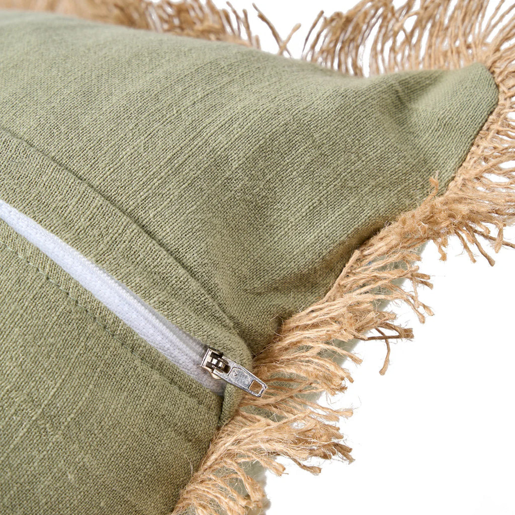 Housse de coussin en lin vert olive avec franges en fibres naturelles