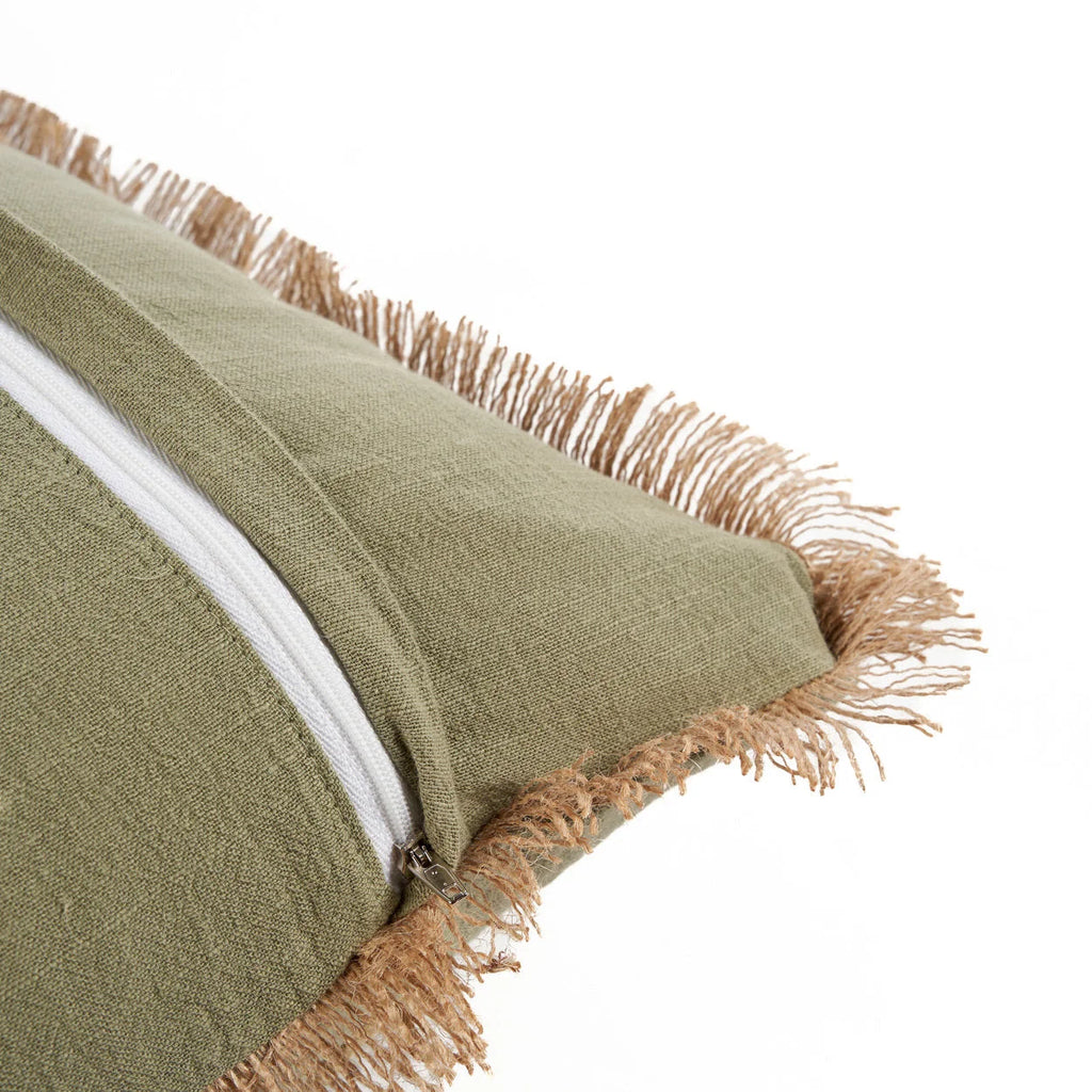 Chaise rustique en bois avec coussin vert olive à palmiers brodés