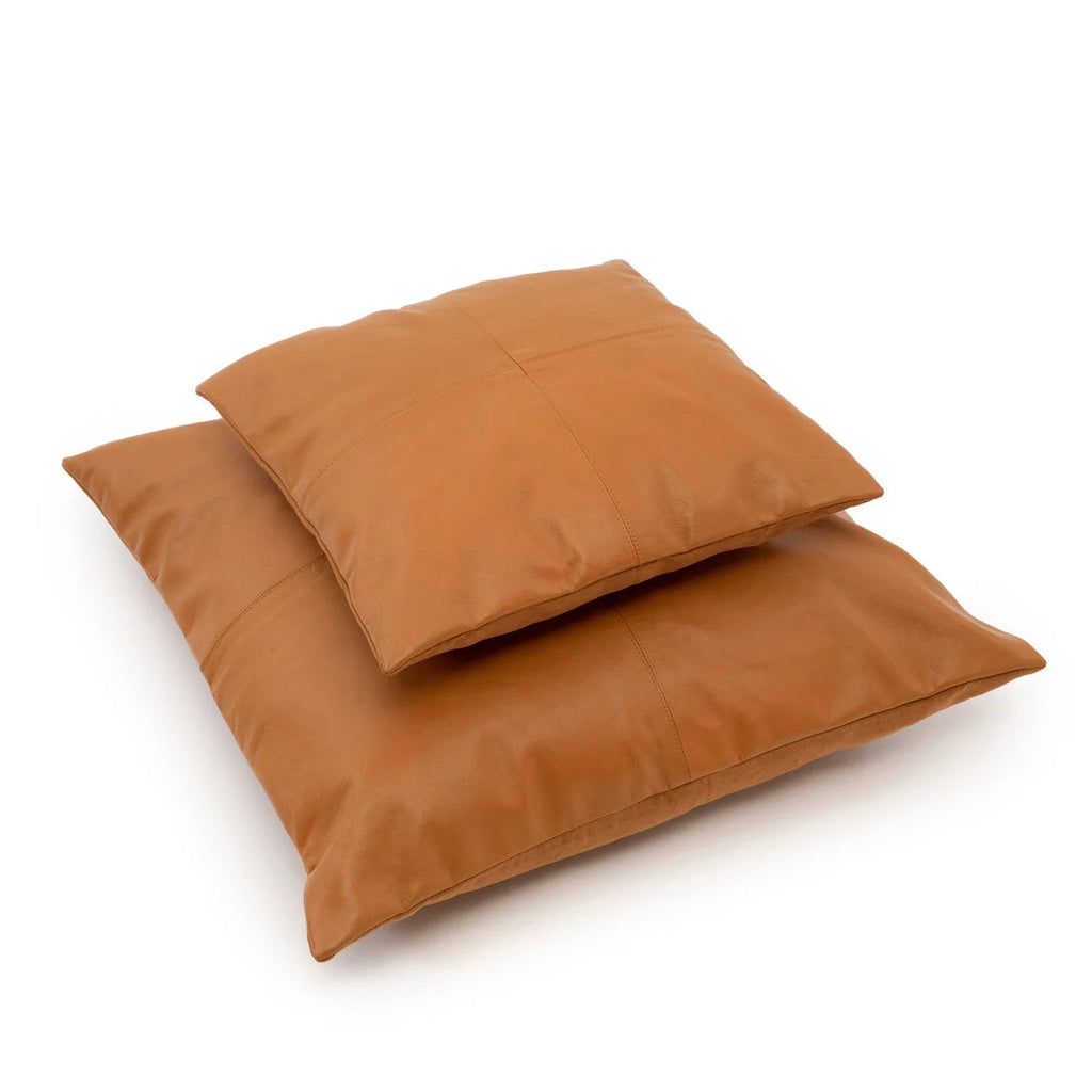 Deux coussins en cuir faux beige carré 60x60 cm pour décoration intérieure