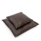 Deux coussins en cuir marron foncé avec sections cousues, 40x40 cm