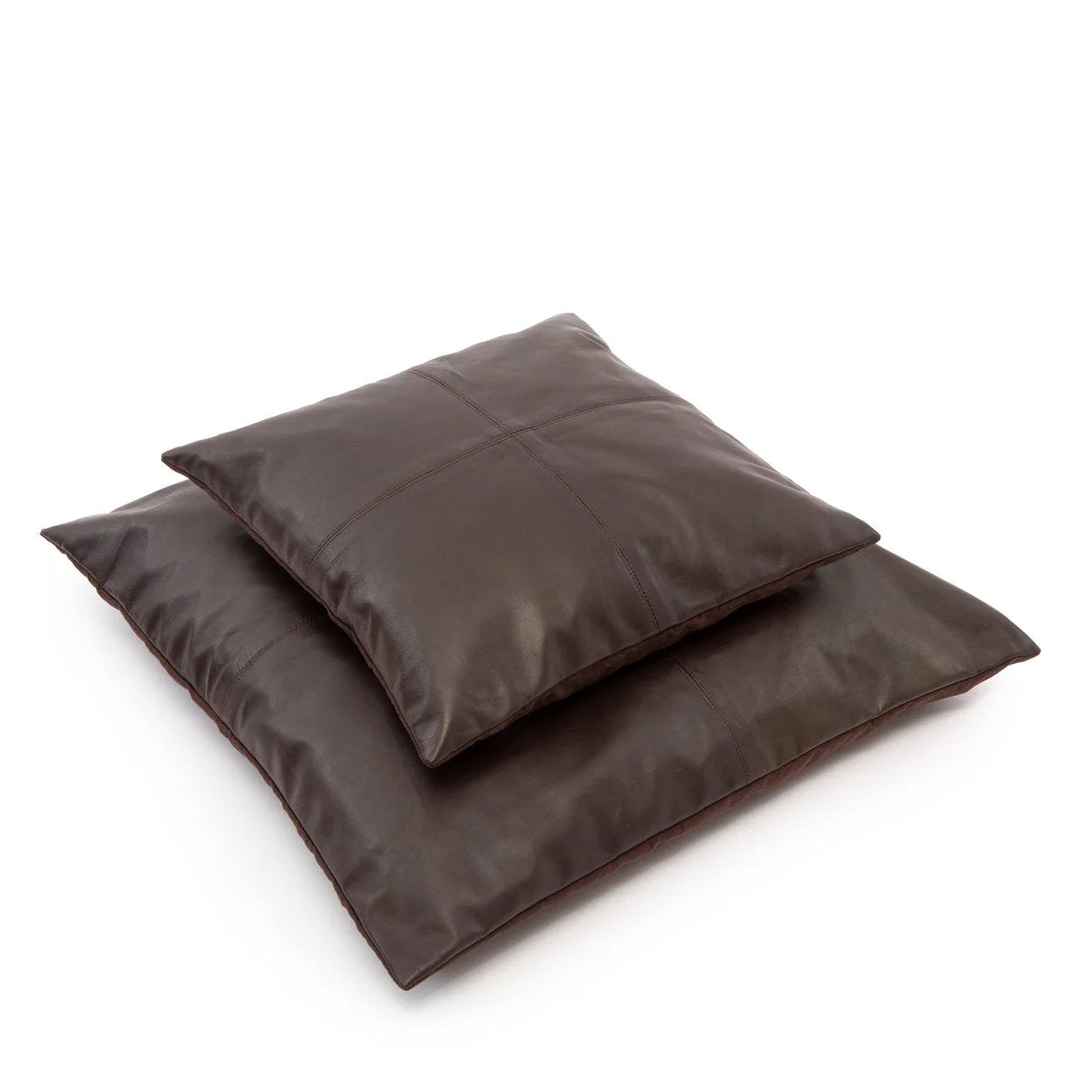 Deux coussins en cuir marron foncé avec sections cousues, 40x40 cm