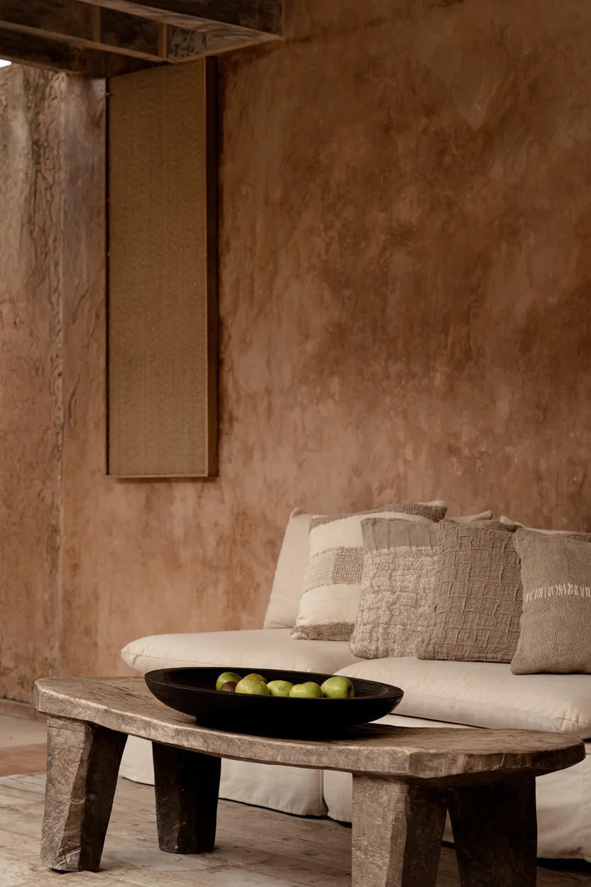 Table basse rustique en bois sombre, pieds texturés, surface patinée
