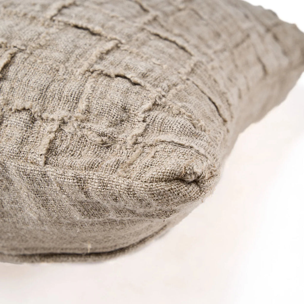 Table basse rustique en bois sombre, pieds texturés, surface patinée