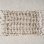 Housse de coussin carrée en lin texturé écru et beige naturel, bord effiloché