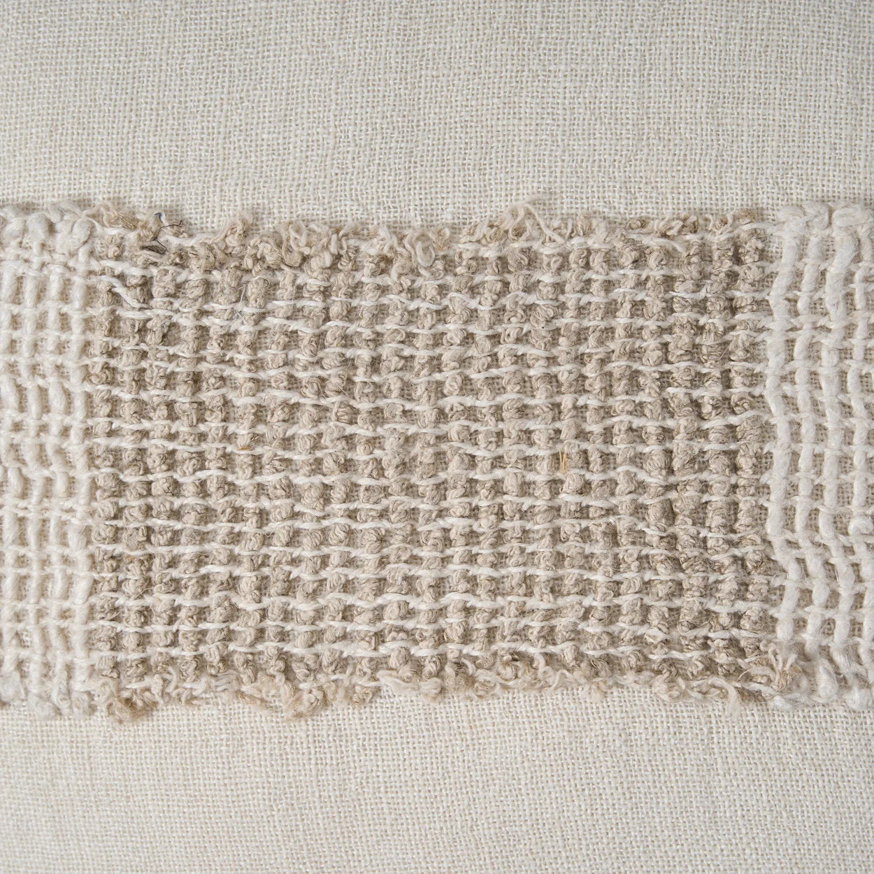 Housse de coussin carrée en lin texturé écru et beige naturel, bord effiloché