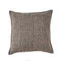 Coussin carré en lin tissé beige et noir, motif damier artisanal texturé