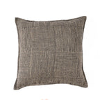 Coussin carré en lin tissé beige et noir, motif damier artisanal texturé