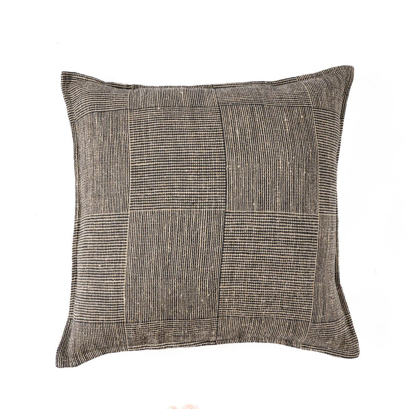 Housse de coussin en lin tissé noir et beige motif damier artisanal