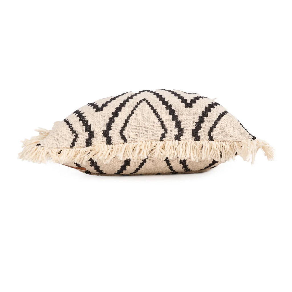 Housse coussin crème motif géométrique noir franges 50x50 cm