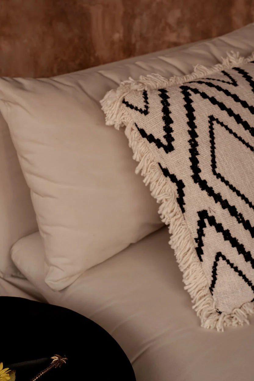 Housse coussin géométrique noir frangé crème 50x50 cm