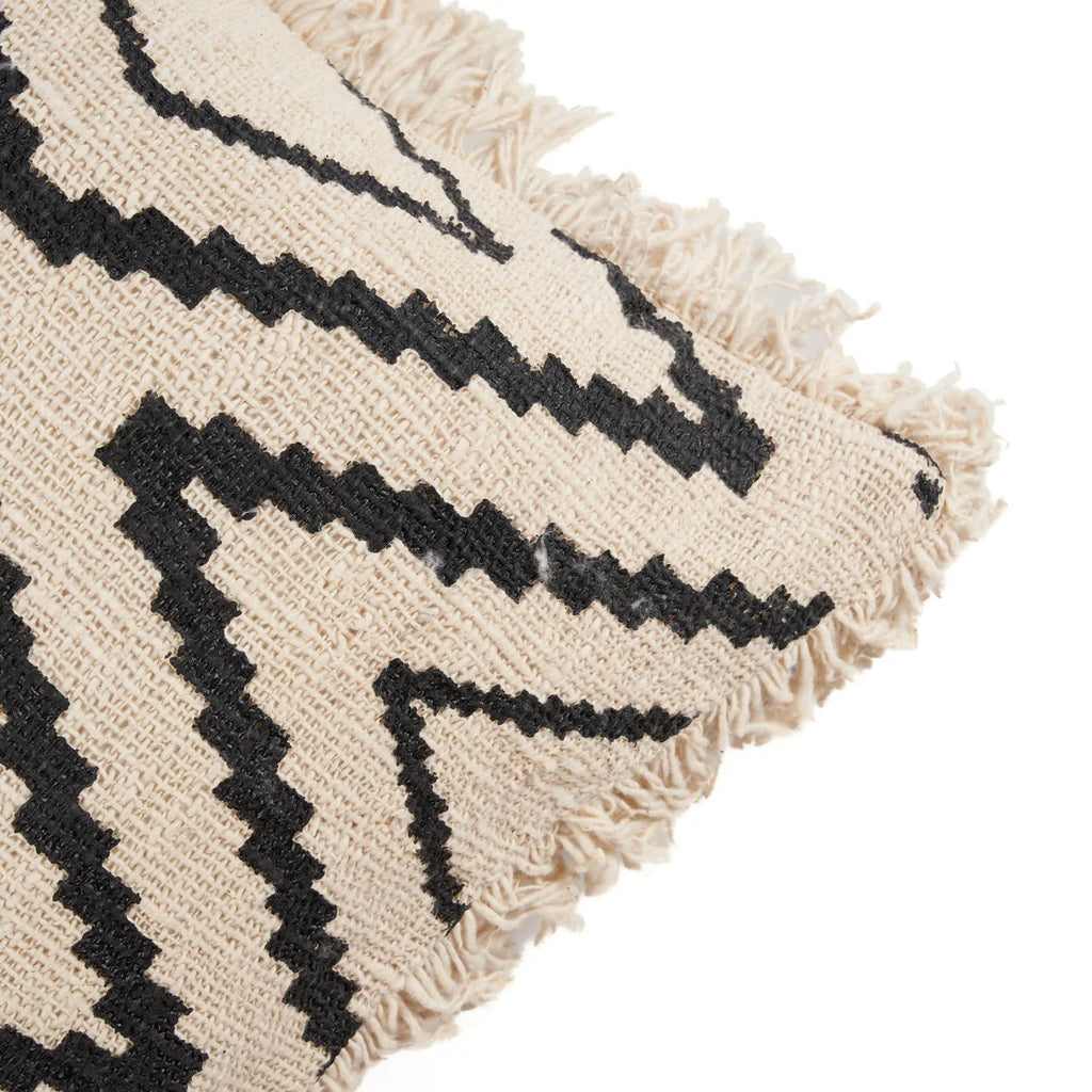 Housse de coussin beige et noir tissé motif géométrique frangé 50x50 cm