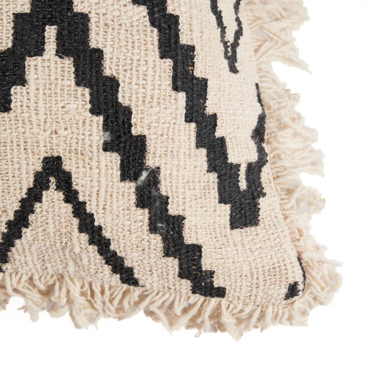 Housse coussin crème motif zigzag noir franges 50x50 cm