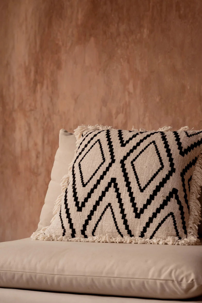 Housse coussin motif géométrique noir et crème à franges, 50x50 cm