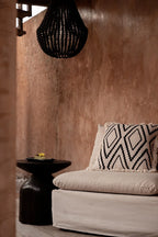 Lampe pendentif tissée noire texturée perles au plafond