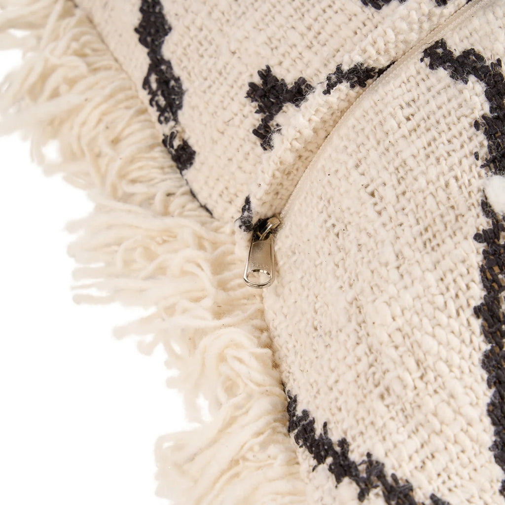 Housse coussin crème tissé motif géométrique noir frangé 50x50 cm