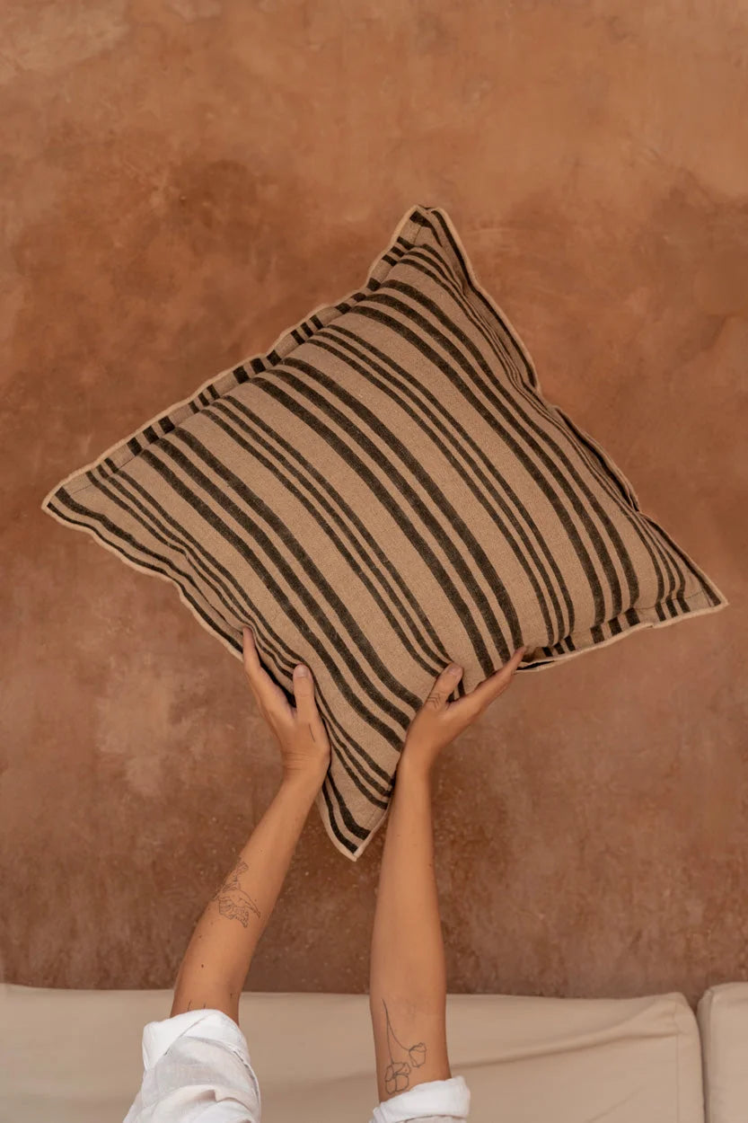 Housse de coussin rayée en lin beige et noir texturé doux