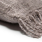 Coussin rectangulaire en coton gris perle avec frange shaggy, décoration intérieure élégante