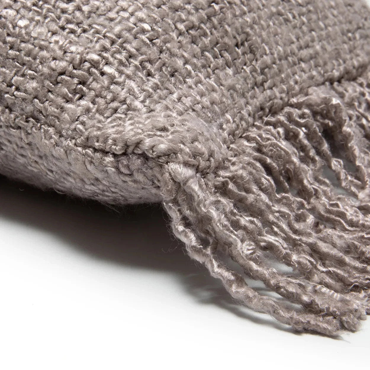 Coussin rectangulaire en coton gris perle avec frange shaggy, décoration intérieure élégante