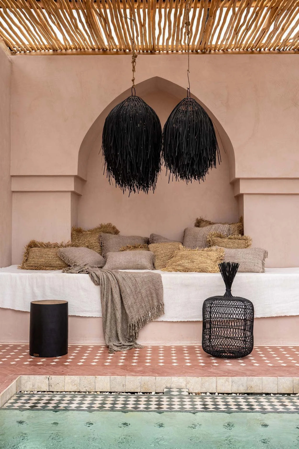 Suspension en forme de goutte noire texturée pour un éclairage moderne et élégant