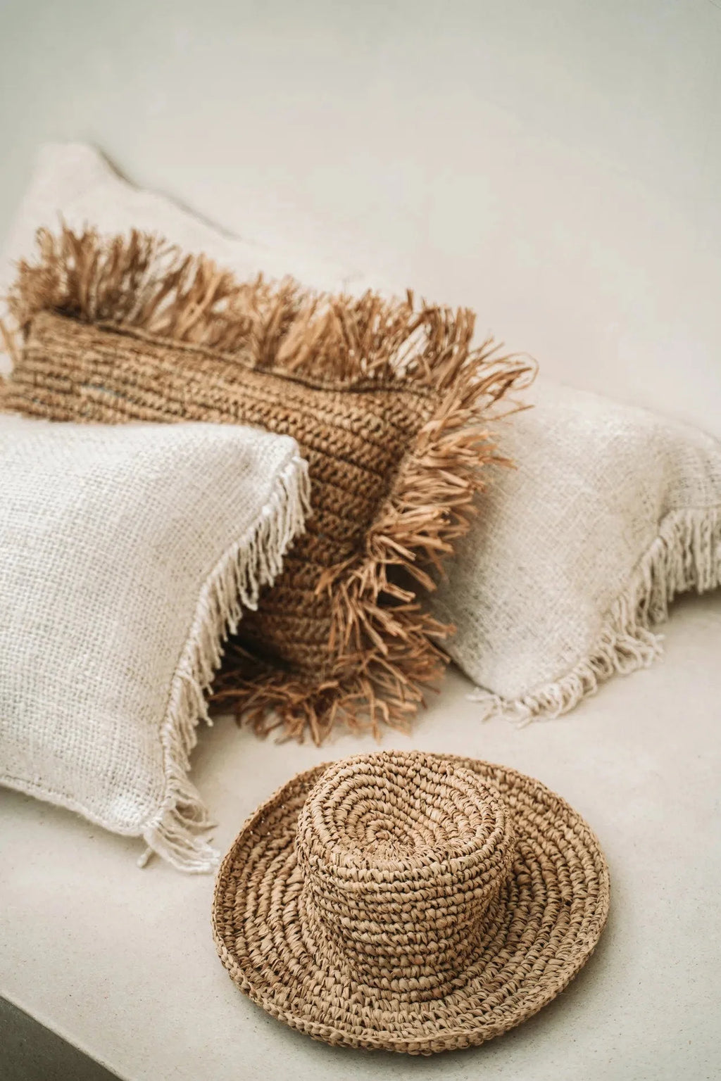 Coussins à franges crème en coton avec un chapeau en paille pour la décoration intérieur