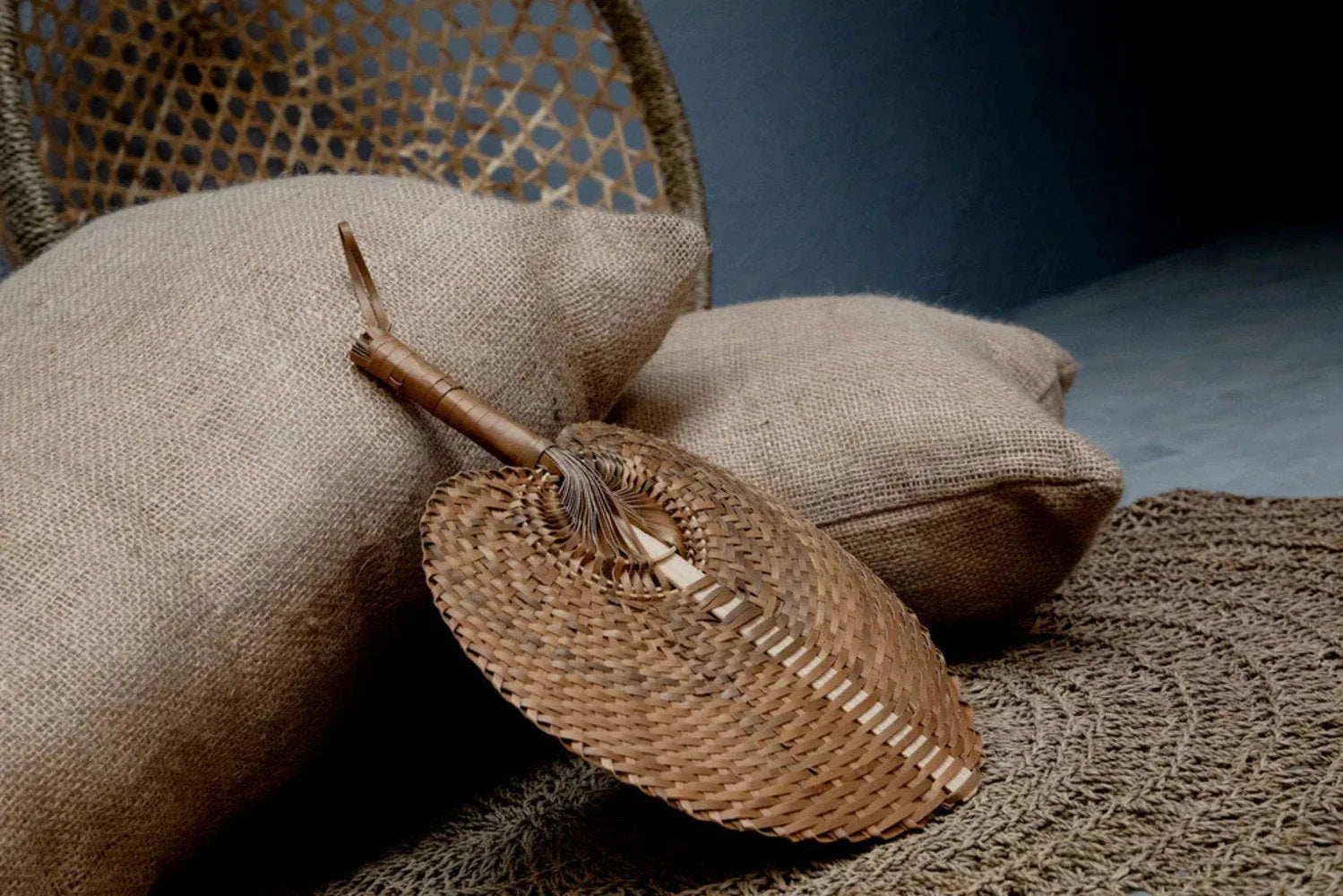 Ventilateur en fibre naturelle tissée à la main avec poignée en bois pour Housse de coussin en jute