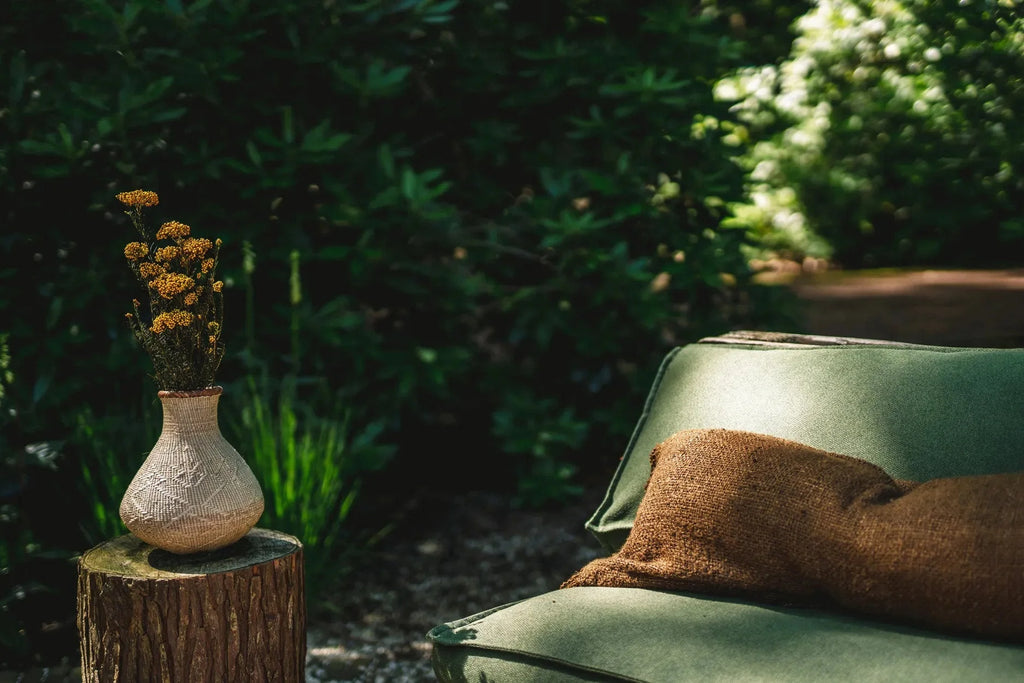Chaise longue extérieure verte avec un coussin marron en coton 35x100 cm