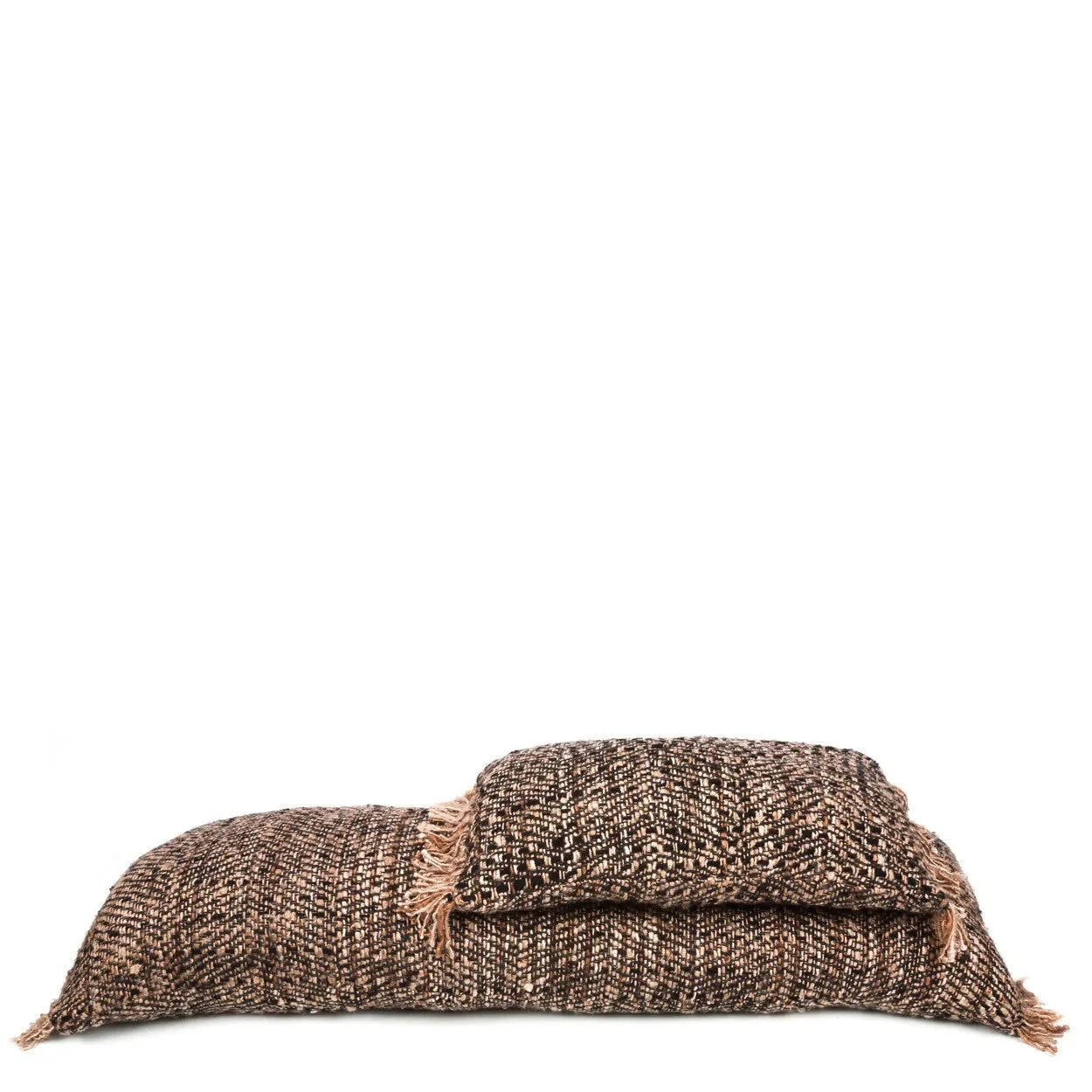 Deux coussins rectangulaires en tissu herringbone brun avec bords effilochés