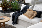 Canapé d’extérieur avec coussin rectangulaire en raphia naturel à franges et accessoires