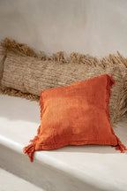 Coussin rectangulaire en raphia naturel orange avec franges et texture