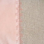 Housse de coussin rectangulaire en velours rose pastel et lin greige texturé