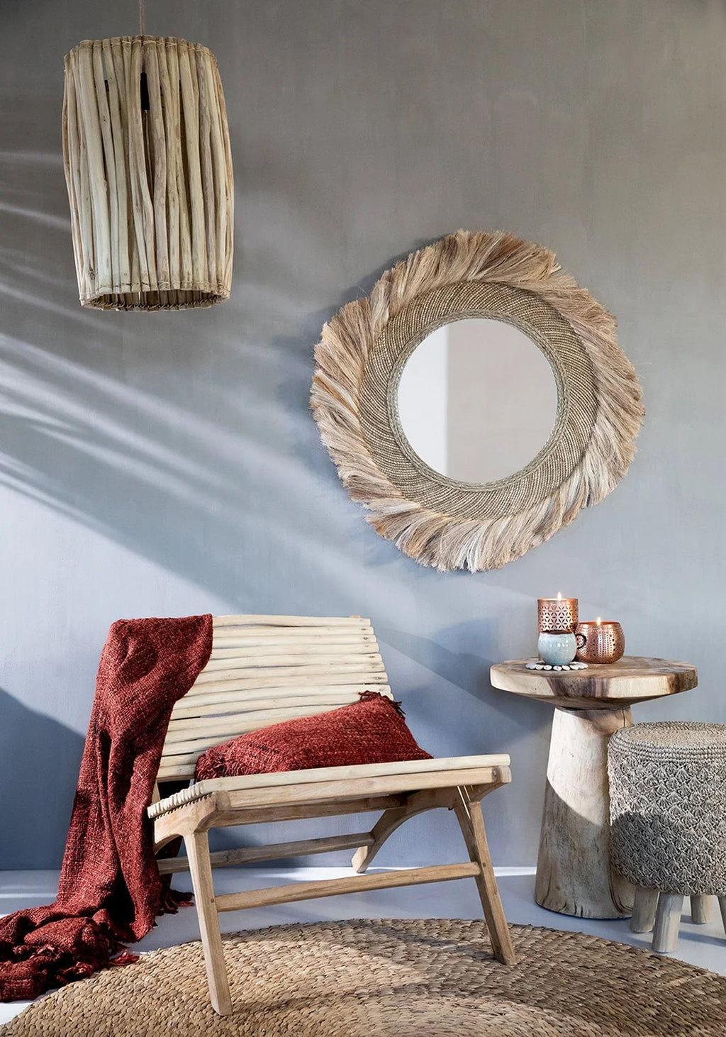 Miroir rond en rotin tressé à franges sur le mur
