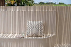 Housse de coussin tribale en raphia noir naturel beige avec couture géométrique noire et bords effilochés 50x50 cm