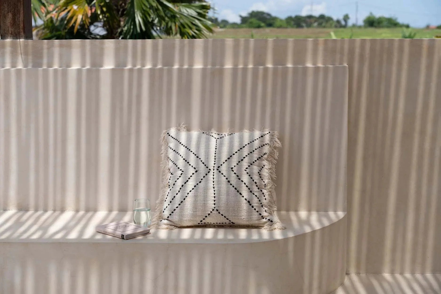 Housse de coussin tribale en raphia noir naturel beige avec couture géométrique noire et bords effilochés 50x50 cm