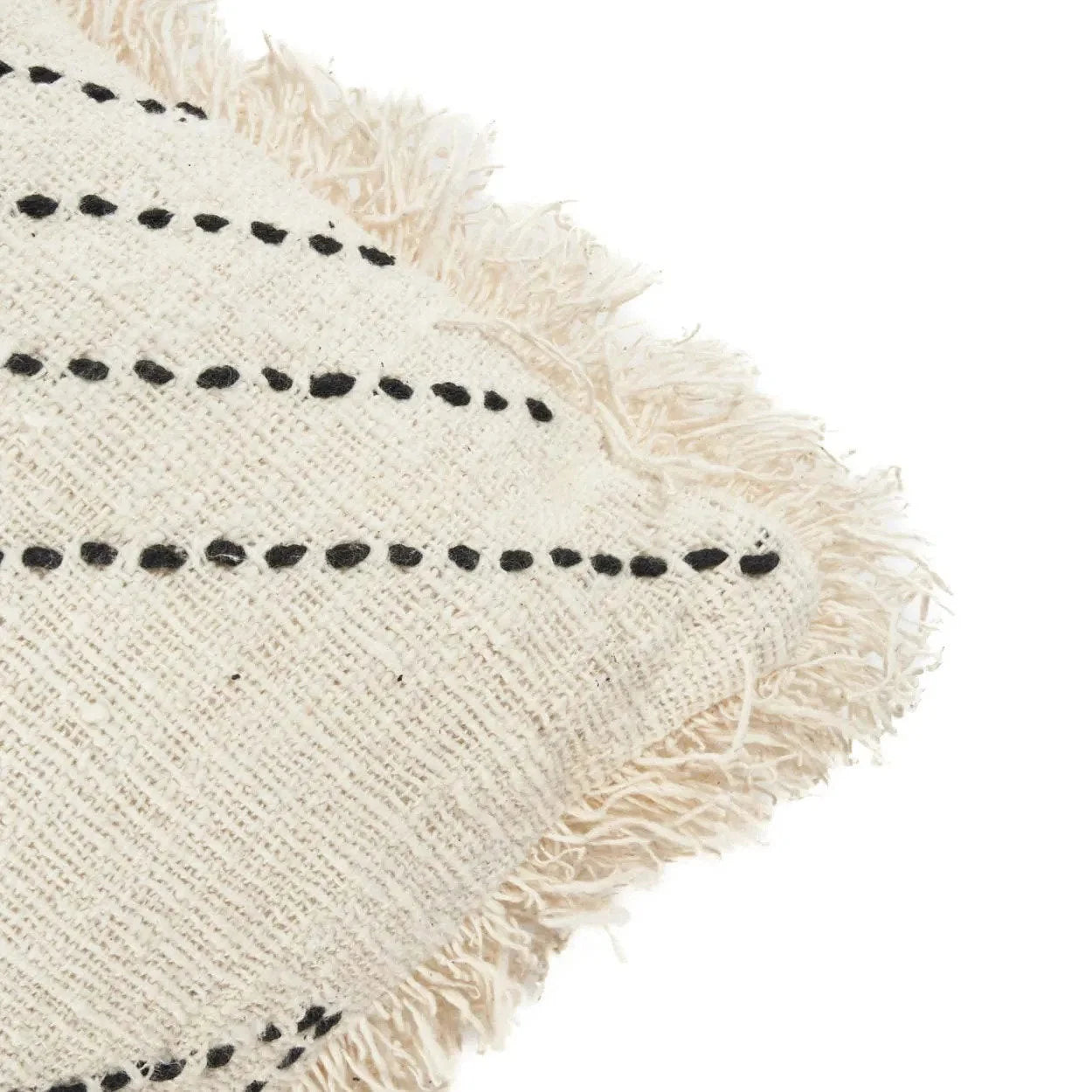 Housse de coussin tribale en raphia noir naturel crème avec broderie noire et bords effilochés 50x50 cm pour salon