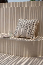 Beige housse de coussin en raphia naturel avec couture géométrique noire et bords effilochés 50x50 cm pour salon