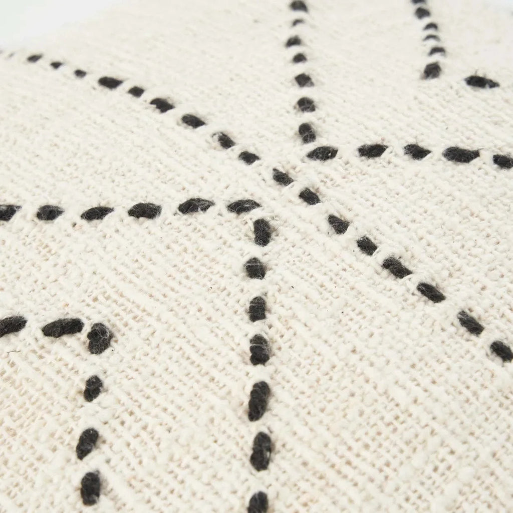 Housse de coussin tribale en raphia noir naturel 50x50 cm avec motif géométrique de points noirs cousus sur textile crème