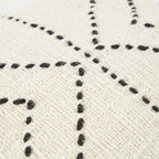 Housse de coussin tribale en raphia noir naturel 50x50 cm avec motif géométrique de points noirs cousus sur textile crème